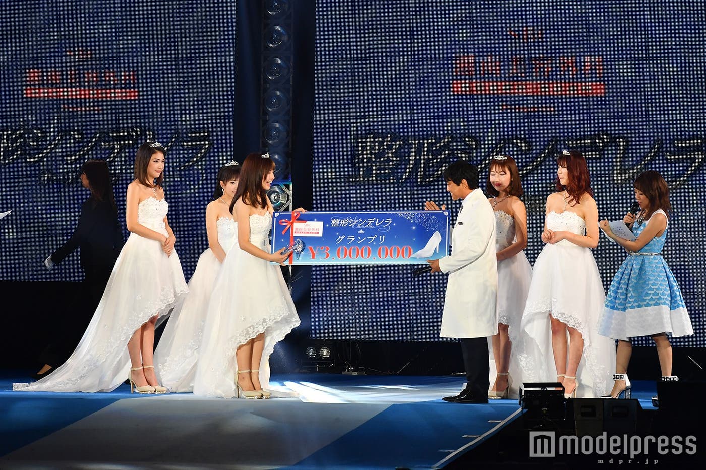 賞金300万円を獲得した笹野千枝里さん(左から3番目)を祝福する高橋みなみ(右)