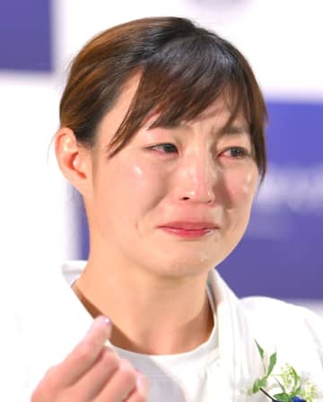 現役引退の角田夏実が号泣 恩師・今井優子コーチサプライズ登場「びっくりした」 最後は感謝のともえ投げ