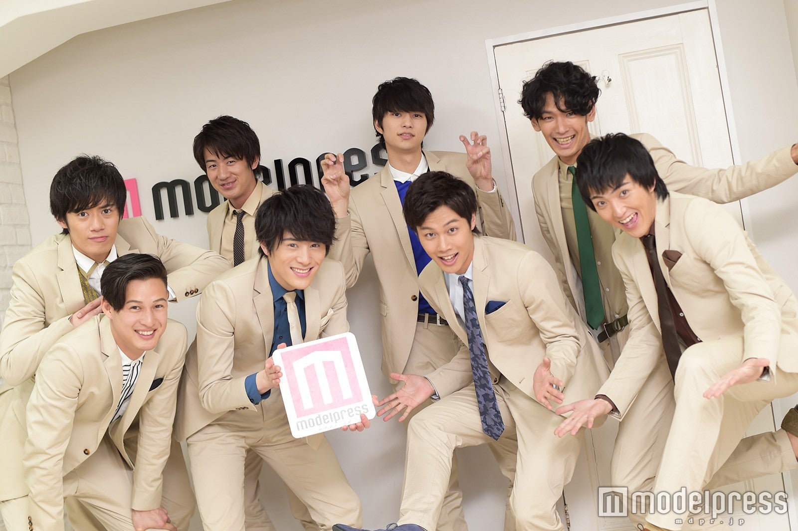 （前列左から）シュネル、向山毅、手島章斗、佐々木和也（後列左から）山口智也、佐脇慧一、中山優貴、木全寛幸（C）モデルプレス