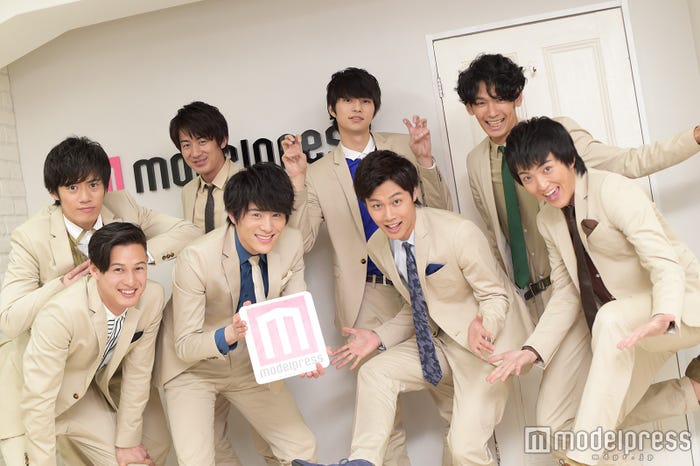 (前列左から)シュネル、向山毅、手島章斗、佐々木和也(後列左から)山口智也、佐脇慧一、中山優貴、木全寛幸(C)モデルプレス