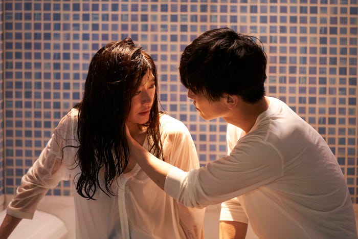 篠原涼子、岩田剛典「金魚妻」(C)Netflix