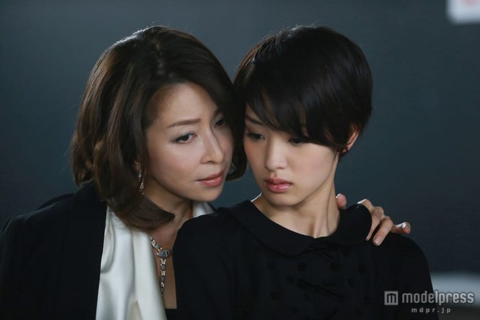 真矢ミキ、剛力彩芽(C)関西テレビ