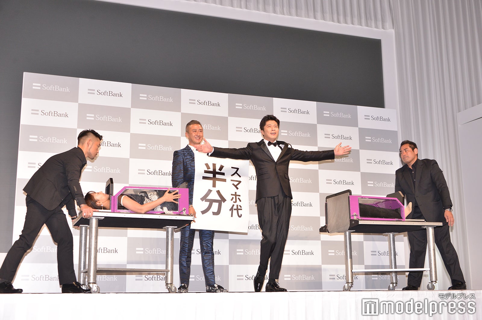 イリュージョンが成功しポーズをキメる田中圭（C）モデルプレス