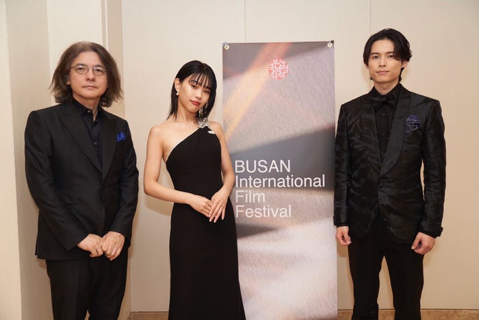アイナ・ジ・エンド、松村北斗、岩井俊二監督(C)2023 Kyrie Film Band