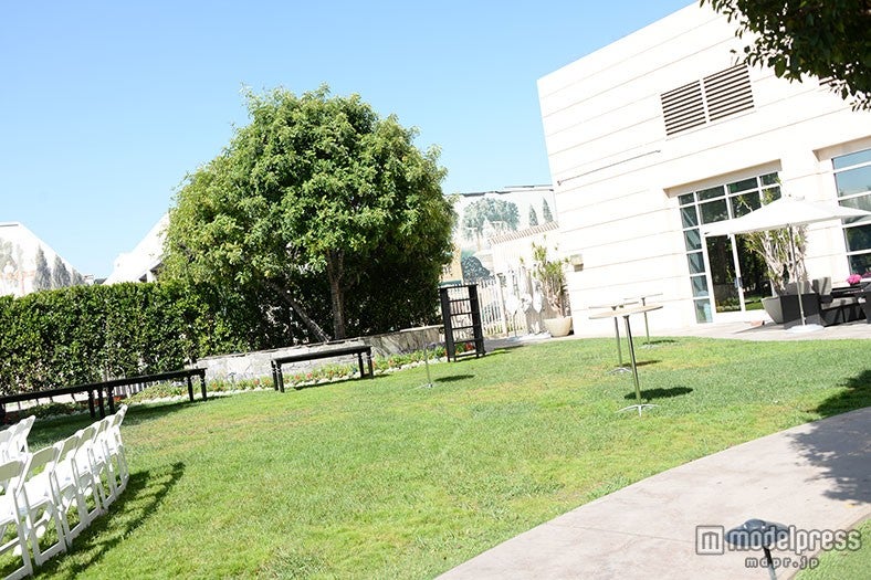 美しく手入れされたガーデニングと花の香りに囲まれた中庭でヨガ