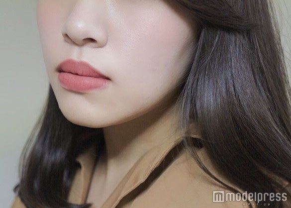 マットリップで唇の質感を強調／写真・MAKO（C）モデルプレス