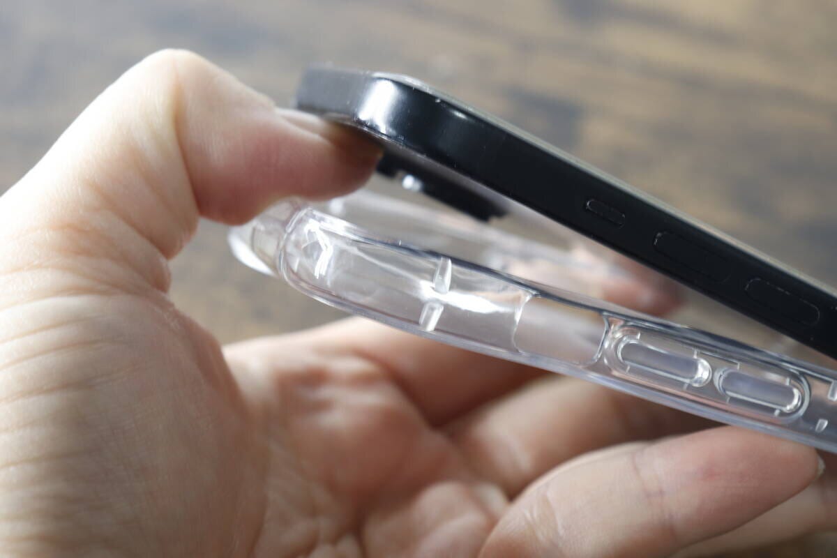 女性がiPhoneからクリアケースを外そうとしている様子