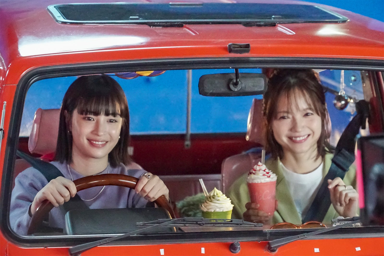 広瀬すず、宮崎あおい／新TVCM「マックカフェ寄り道マック 夜のドライブ」篇より（提供写真）