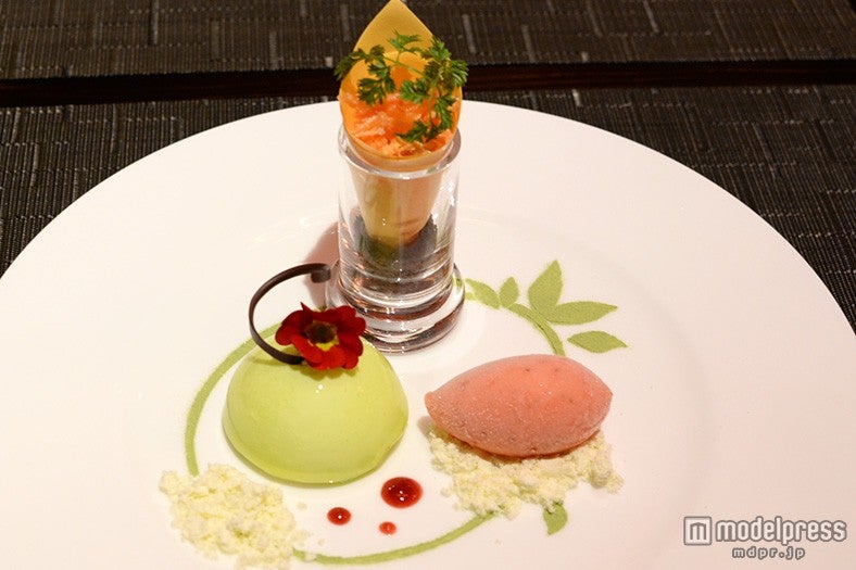 グレープフルーツムースとストロベリーソルベ　バジルの香るオリーヴオイルパウダー