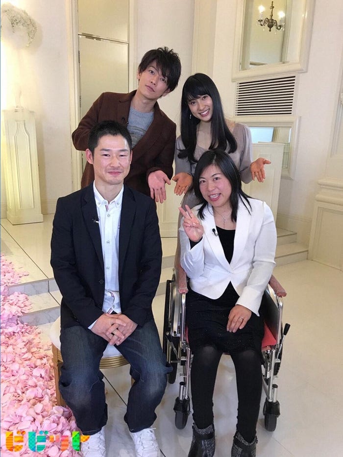 佐藤健&土屋太鳳と中原尚志さん・麻衣さん夫婦(C)TBS