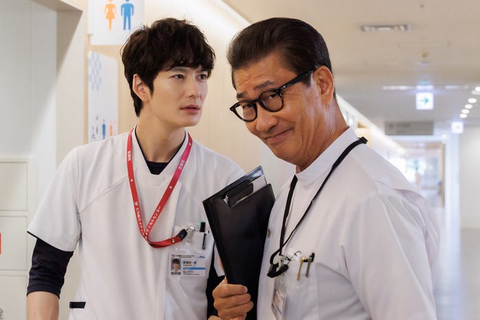 岡田将生、中井貴一 「ザ・トラベルナース」第3話より(C)テレビ朝日