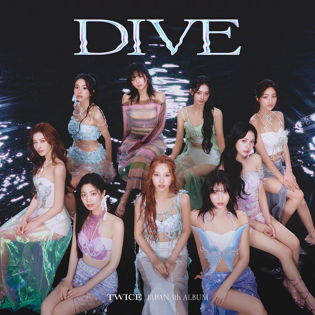 TWICE、幻想的空間で美デコルテ＆美脚見せ 女神級ビジュアルの日本オリジナルアルバム「DIVE」ジャケ写3種公開 - モデルプレス