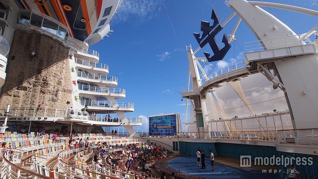 洋上初の野外円形劇場である「アクアシアター」／photo by Wilson Hui