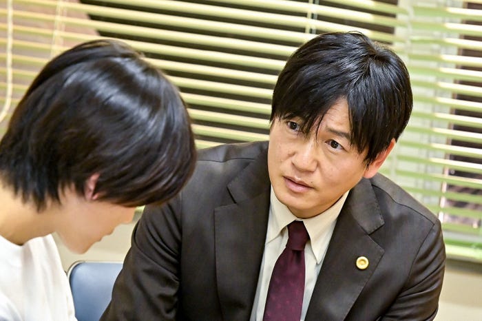 高橋文哉、井浦新/「最愛」第6話より(C)TBS