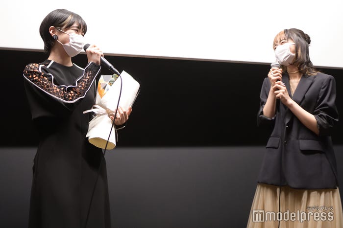 河合優実の誕生日を祝福する見上愛 (C)モデルプレス