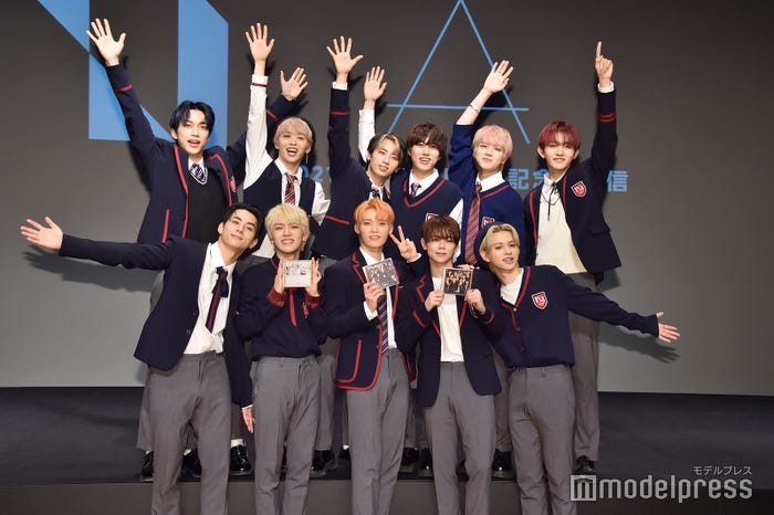 めいいっぱい手を広げるINI (C)モデルプレス