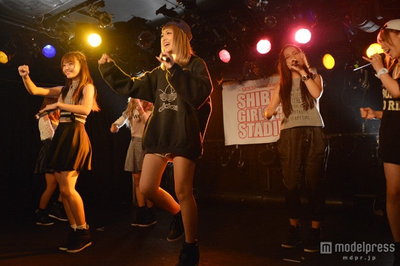 元気よくキュートにパフォーマンスを見せるGALDOLL