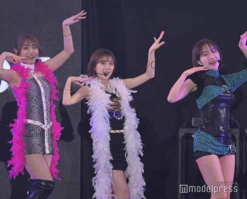 フジコーズ、美脚際立つミニ丈衣装「TGC」オープニングアクトに登場【TGC 2024 S/S】