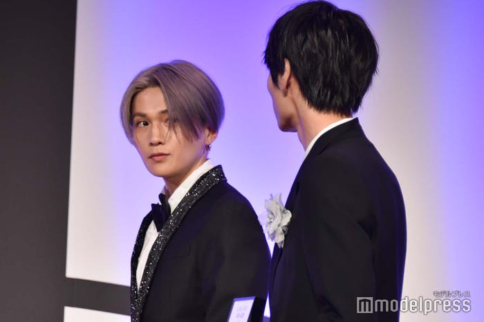 目を合わせる八木勇征、萩原利久 (C)モデルプレス