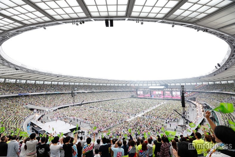 「大島優子卒業コンサート in 味の素スタジアム ～6月8日の降水確率56％（5月16日現在）、てるてる坊主は本当に効果があるのか？～」（C）AKS