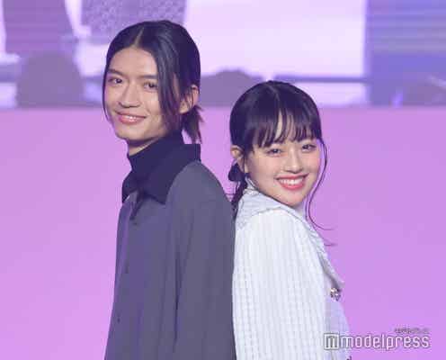 上坂樹里&杢代和人、背中合わせで密着 爽やかな笑顔に胸キュン<Seventeen 夏の学園祭2023>