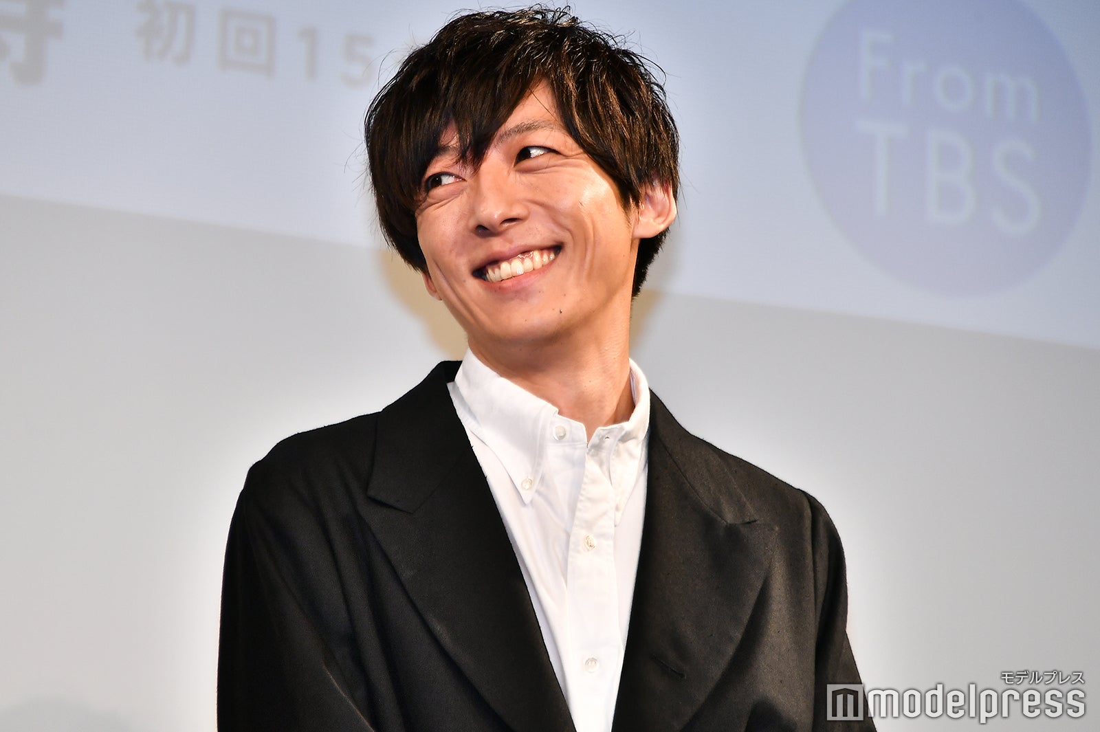 中村倫也の「#慎二やべえ」の提案に笑う高橋一生 （C）モデルプレス