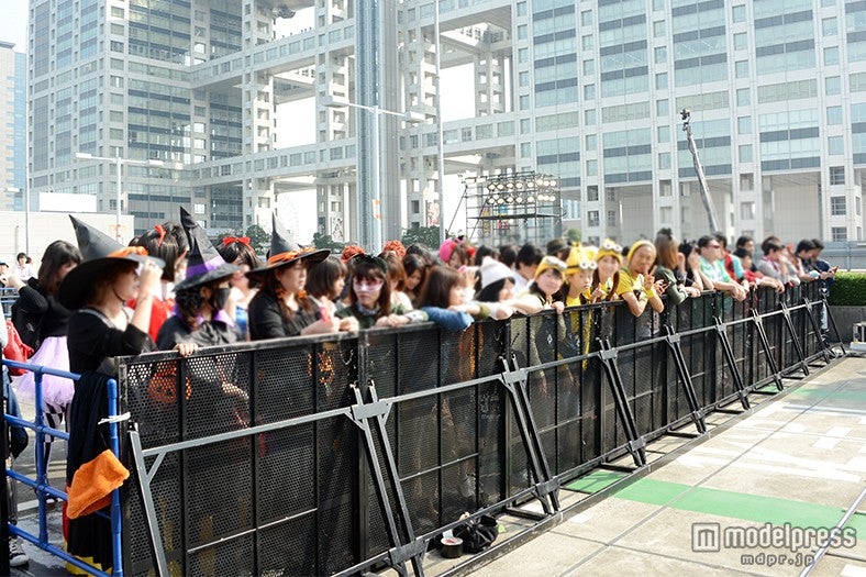 観客も仮装で来場