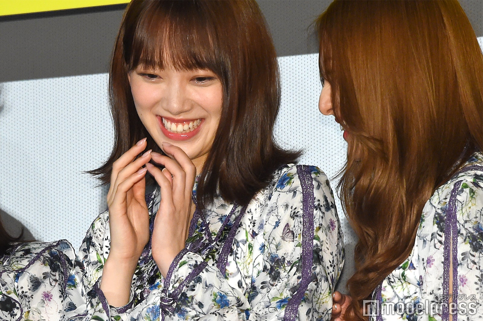 わちゃわちゃする堀未央奈、桜井玲香 （C）モデルプレス