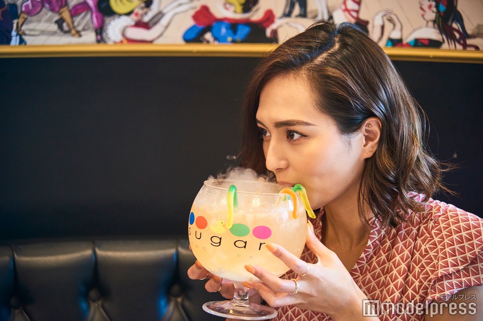 顔くらい大きなグラスでドバイの旅に乾杯（C）モデルプレス