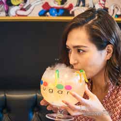 顔くらい大きなグラスでドバイの旅に乾杯(C)モデルプレス