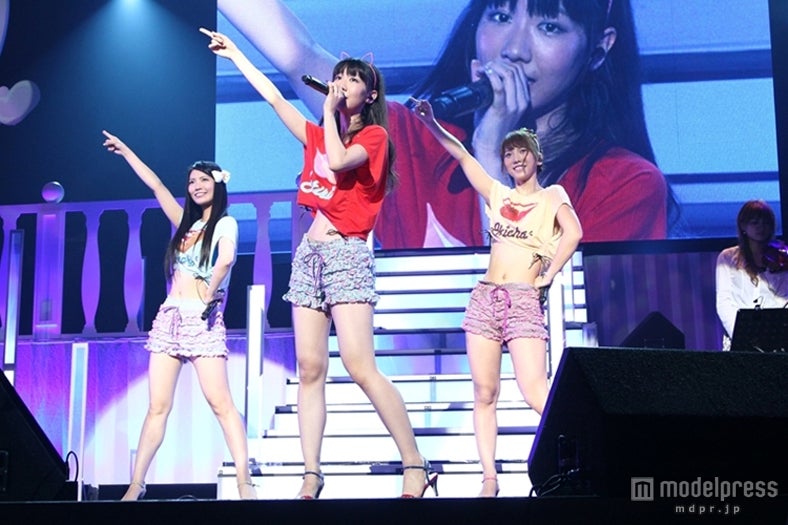 柏木由紀ソロライブレポート！サプライズに涙…9変化×全17曲に