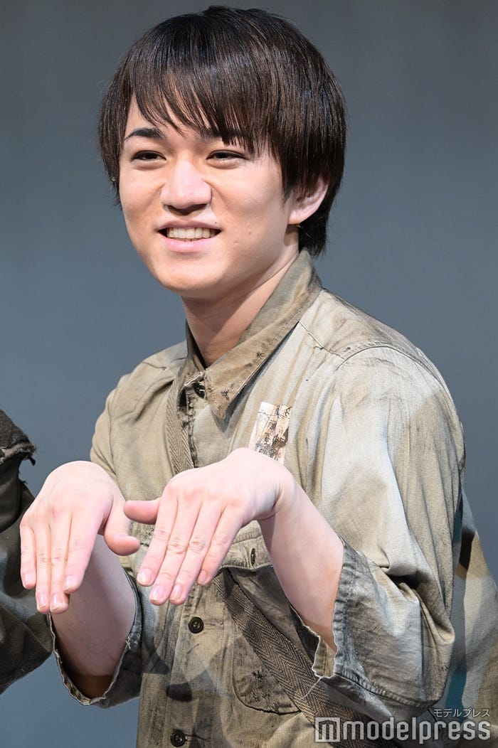 幽霊ポーズをする神山智洋(C)モデルプレス