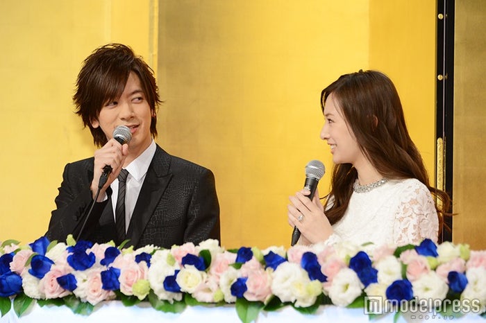 結婚会見に出席したDAIGOと北川景子(C)モデルプレス