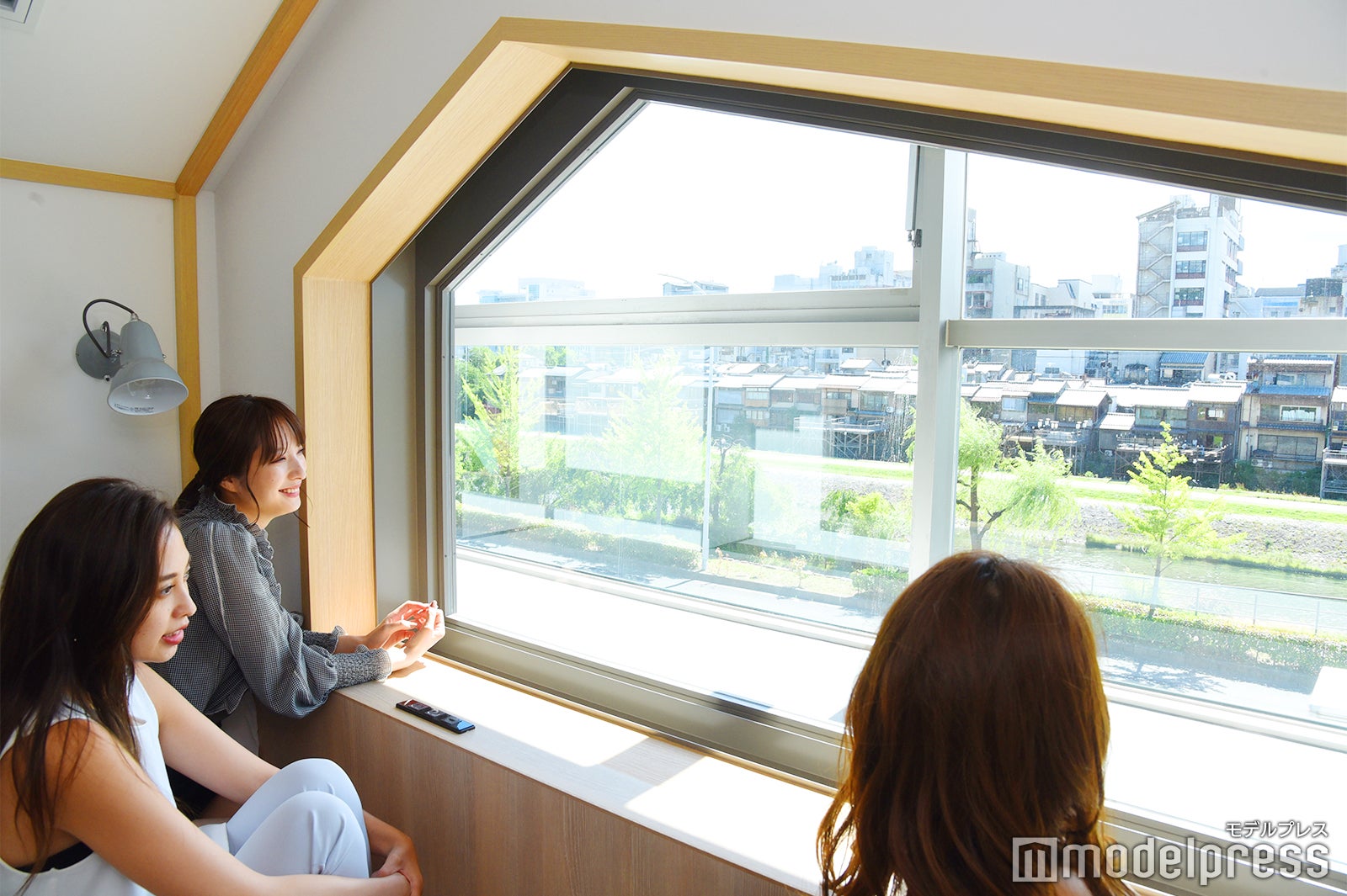 鴨川沿いの街並みを一望できるお部屋も（C）モデルプレス