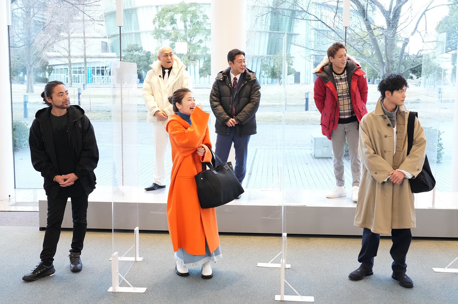 （前列左から）山田孝之、小芝風花、松下洸平（後列左から）錦鯉、狩野英孝 （C）フジテレビ