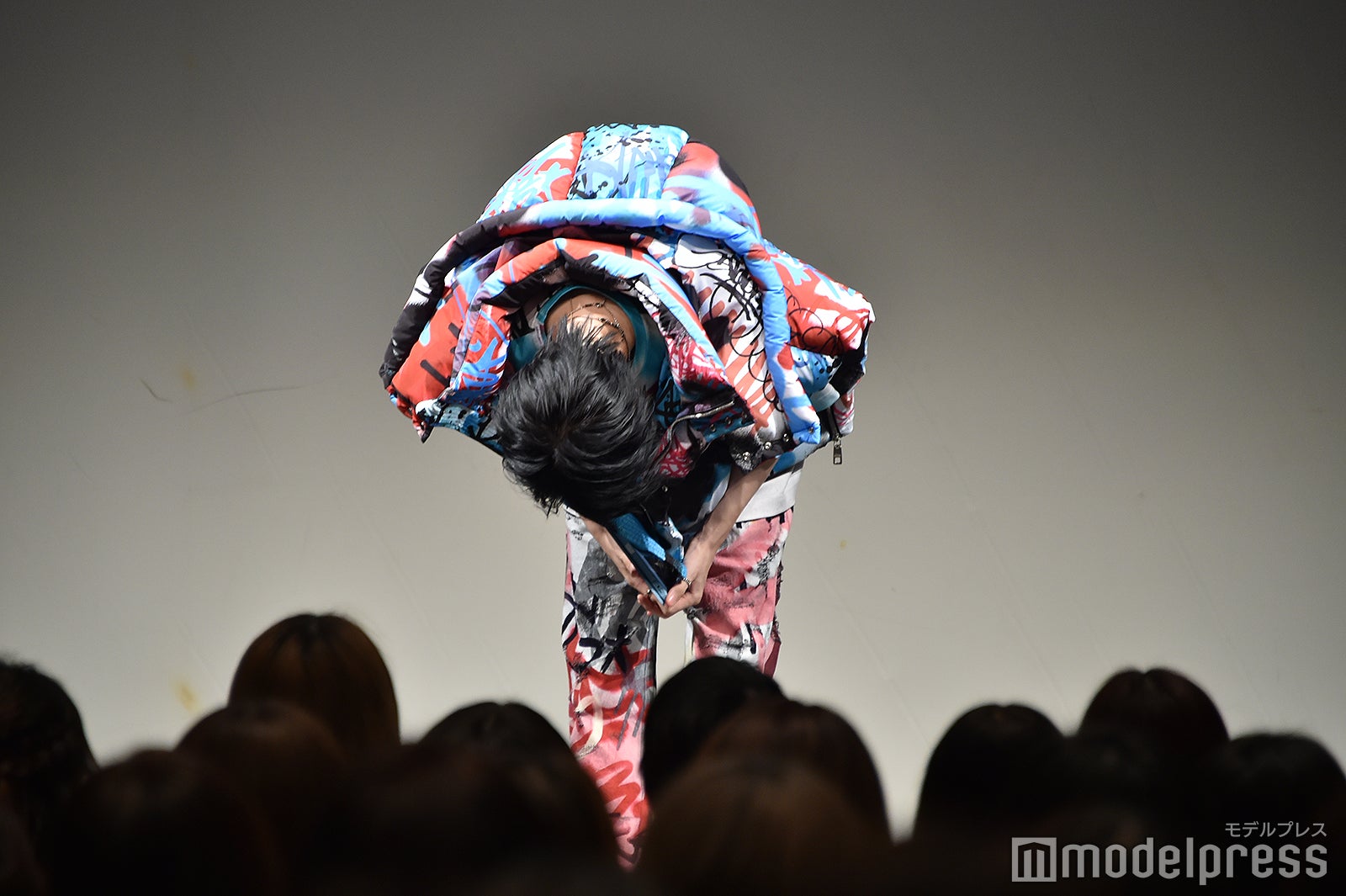 深々とお辞儀をする桜田通（C）モデルプレス