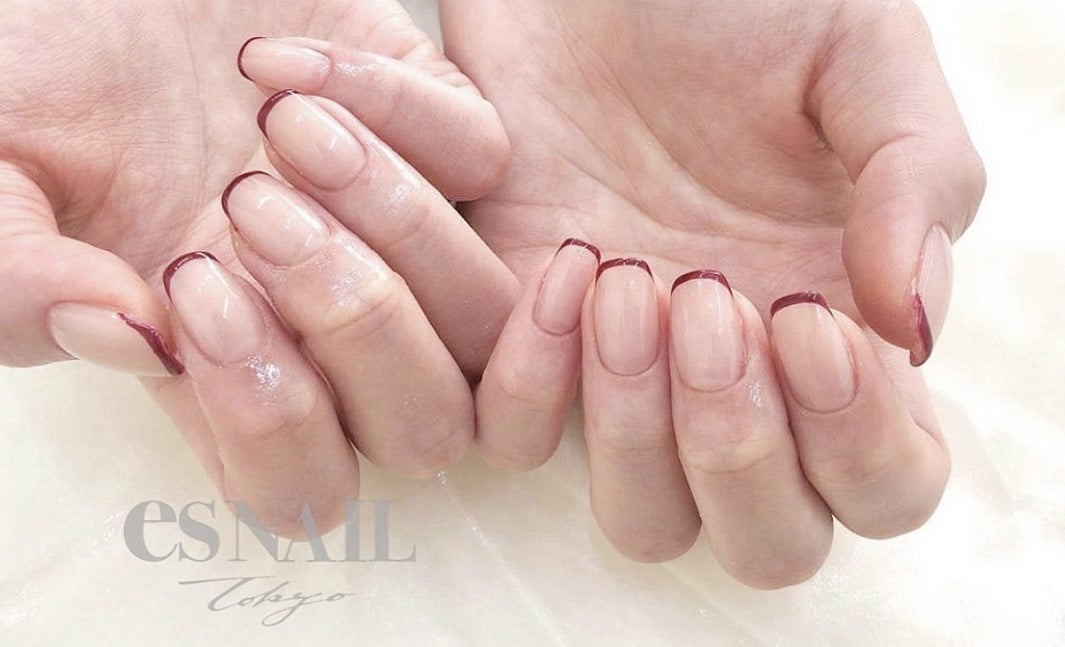 女性らしさ引き立つ細フレンチ（画像提供：esNAIL）