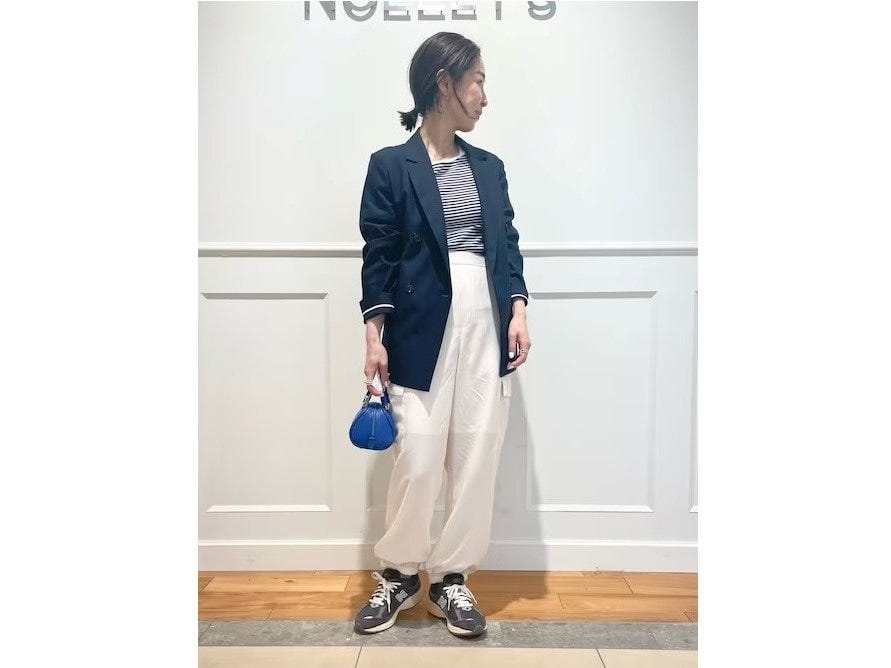 【OKコーデ】カーゴパンツは清潔感のある白を選び、ジャケットで大人仕様に 出典:WEAR