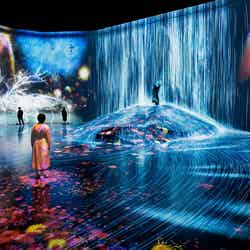 チームラボ《人々のための岩に憑依する滝》、《世界はこんなにもやさしくうつくしい》、《花と人、コントロールできないけれども共に生きる – A Whole Year per Hour》(C)チームラボ