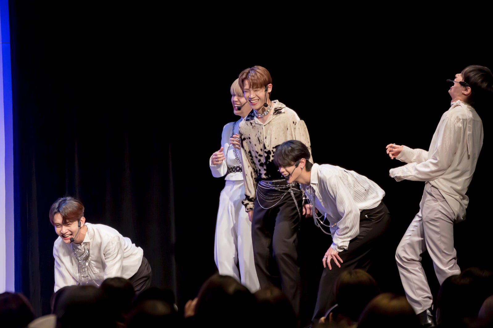 INI「COMEBACK TALK SHOW」より（C）LAPONE Entertainment