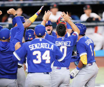 ベネズエラ歓喜！逆転勝ちで4強 3発で日本投手陣を粉砕 ベンチでシャワー、ファン涙、お祭り騒ぎに 準決勝ではイタリアと激突