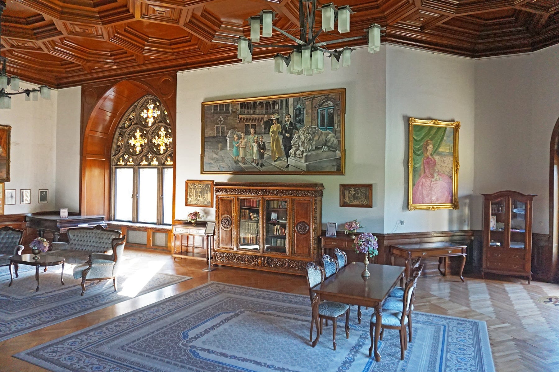 伯爵のオフィスだった部屋。階段や大理石の柱で区切られている