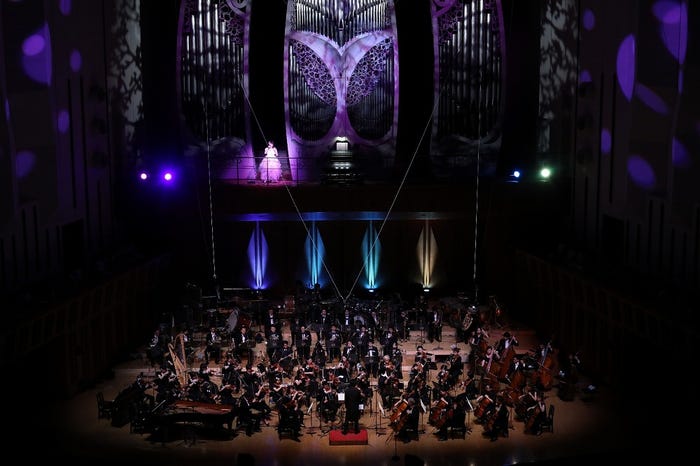 石田燿子が「乙女のポリシー」などを熱唱 写真:堀衛