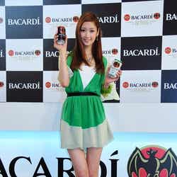 ミニワンピで美脚をあらわにした菜々緒