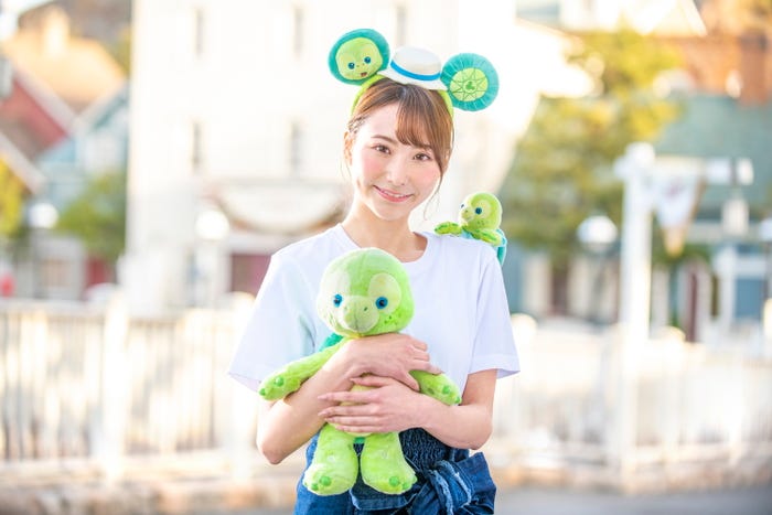 カチューシャ2,000円、くっつきぬいぐるみ2,900円(C)Disney