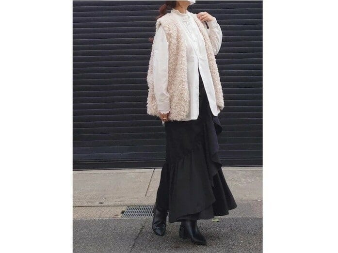 モノトーン＆素材感のミックスで黒のロングスカートを軽やかに　出典：WEAR