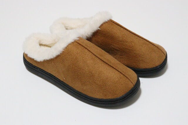 ダイソー 外でも履けるスリッパ(スエード) ダイソーの高クオリティな外でも履けるスリッパ(スエード)