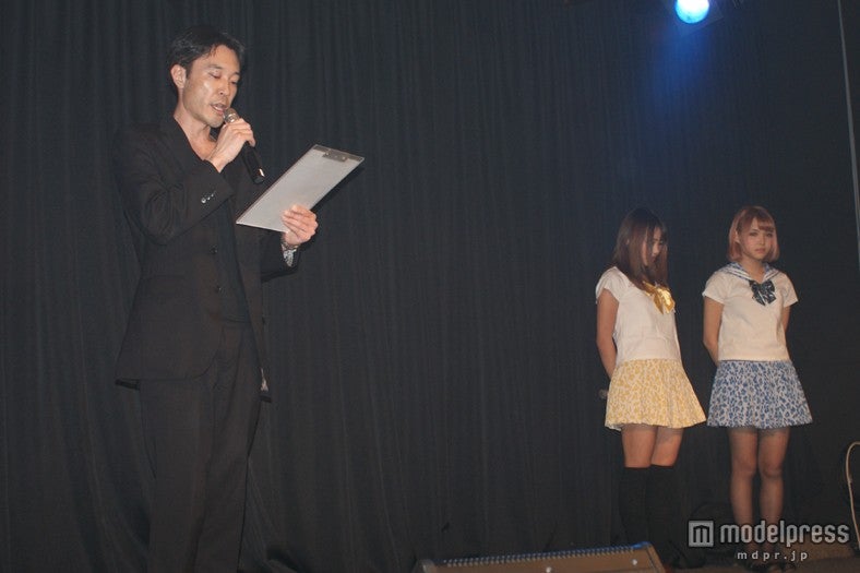 ライブイベント中の坂井樹乃、江崎ななほ