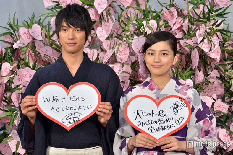 福士蒼汰、川口春奈（左から）