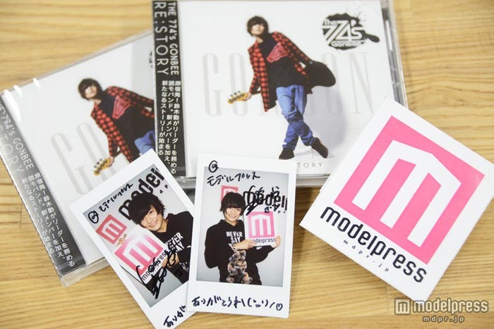 鈴木勤さんの直筆サイン入りチェキ(2名様)、直筆サイン入り写真封入のCD(2名様)をプレゼント!